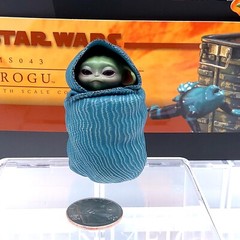 Hot Toys Star Wars 1/6 Mandalorian TMS043 Grogu action Figure Wrapped in Blanket