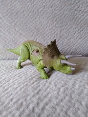 Jurassic Park World BATTLE DAMAGE TRICERATOPS Dinosaur Action Figure 2017