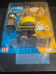 2006 Mezco Family Guy Cleveland Brown Series 4 Sealed Action Figure! Golden Clam