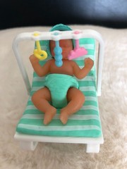 Mini Brands My Mini Baby Series 1 – Baby with Bonnet in Green Bouncy Seat