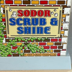 Thomas Wooden Railway Sodor Scrub & Shine 2004 w/ 2 RR Signs – No Sound/Lights
