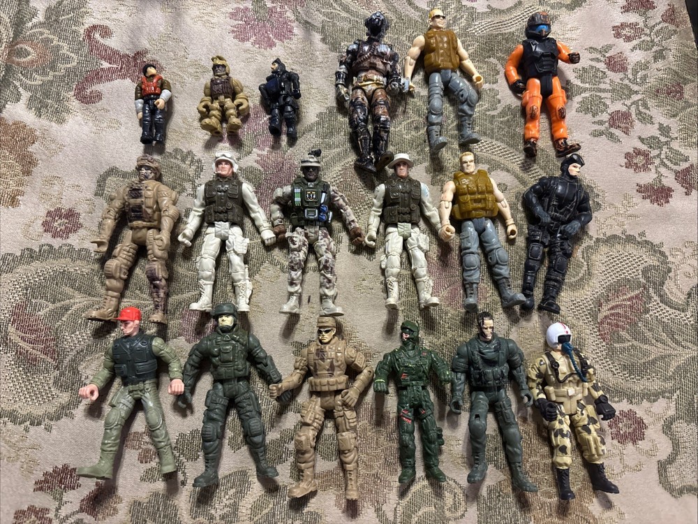 Chap Mei Army Solder Green Uniform W/Red Hat 4” Action Figure + 17 Other Figures