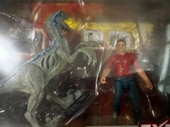 Jurassic World Dominion Extreme Damage Pursuit Pack Owen & Velociraptor Blue