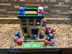 2010 Hasbro Sesame Street Hooper’s Store 123 Apt Building Playset With Figures