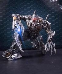 US SHIP_LS06 Transformers Figure/Black Mamba Transformation Tank Mega Commander