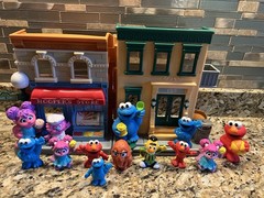2010 Hasbro Sesame Street Hooper’s Store 123 Apt Building Playset With Figures