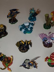 SKYLANDERS Spyro’s Adventure 21 Figures 22 Cards 15 Stickers Carry Case Bag Lot