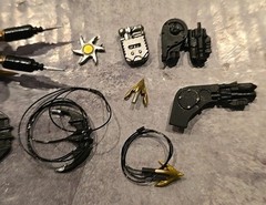 Mezco One:12 BUNDLE Batman 1989 Batarangs Grapnel Gun & Weapons Lot 1/12 Scale A