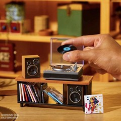 MGA’s Miniverse Real Music Record Player Mini Collectibles Mini Playable Record