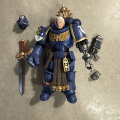 JOYTOY Warhammer 40K JT7677 1:18 Ultramarines Lieutenant with Power Fist Figure