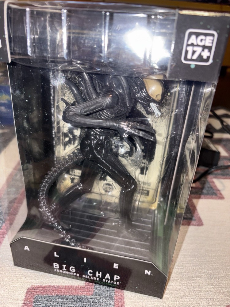 CultureFly Alien Xenomorph Deluxe “Big Chap” Statue 9″ Acrylic Background NEW
