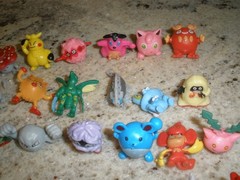 HUGE LOT OF 61 MINI POKEMON FIGURES (T125)