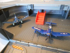 Toy U.S. Aircraft Carrier USS Doris Miller (CVN-81) w/4 WWII Airplanes, 18″ L