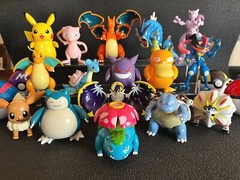 Pokeball with Transforming Pokemon – 17 Styles Available