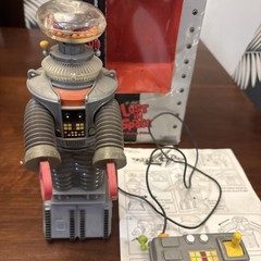 LOST IN SPACE THE CLASSIC SERIES 10″ B-9 REMOTE CONTROL ROBOT 1998 TOY ISLAND