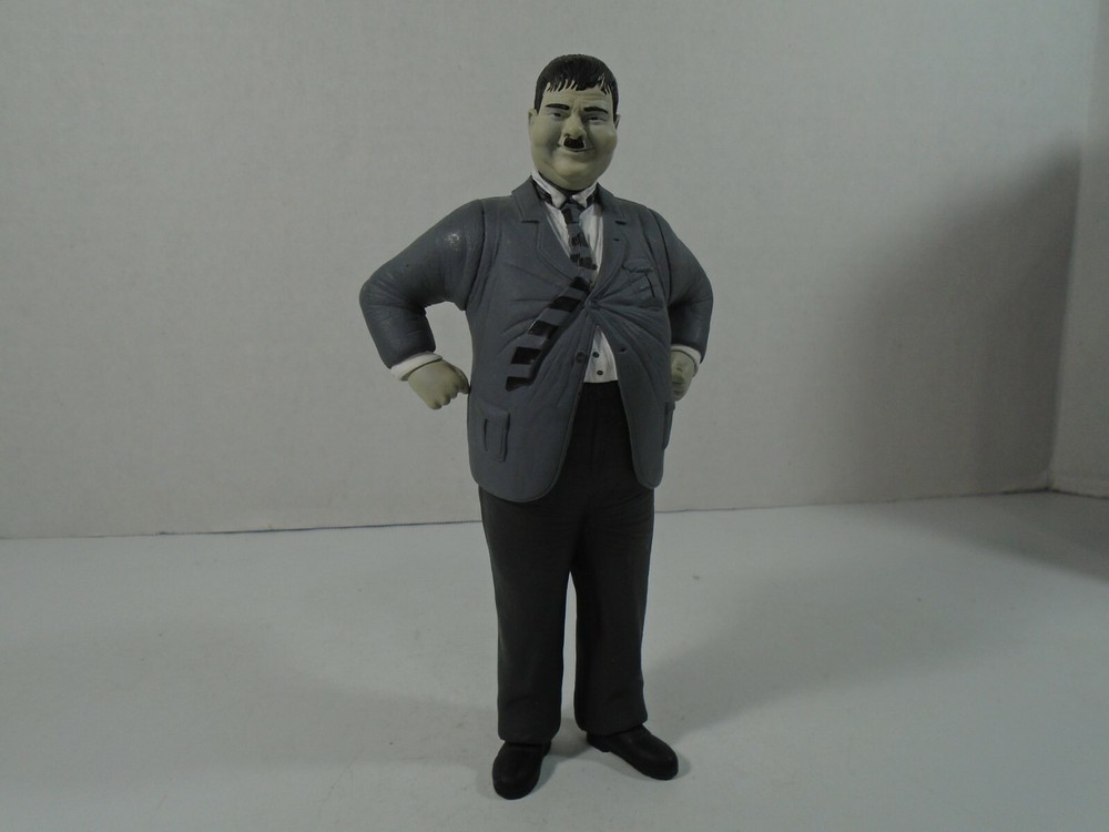 SD TOYS–LAUREL AND HARDY MOVIE ICONS–7″ OLIVER HARDY FIGURE (LOOK)