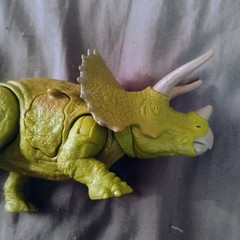Jurassic World Battle Damage Triceratops Dinosaur Figure Dino Park 2018