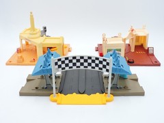 Radiator Springs Tour playset DISNEY Pixar CARS On the Road die cast McQueen 2 3