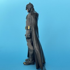 Mezco One:12 Collective Batman v Superman Batman Figure Wired Cape BvS 1:12