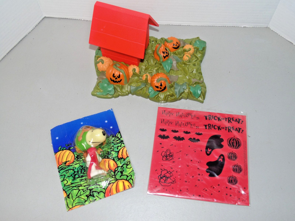 2002 Snoopy WW1 Flying Ace “It’s the Great Pumpkin Charlie Brown” Deluxe Playset