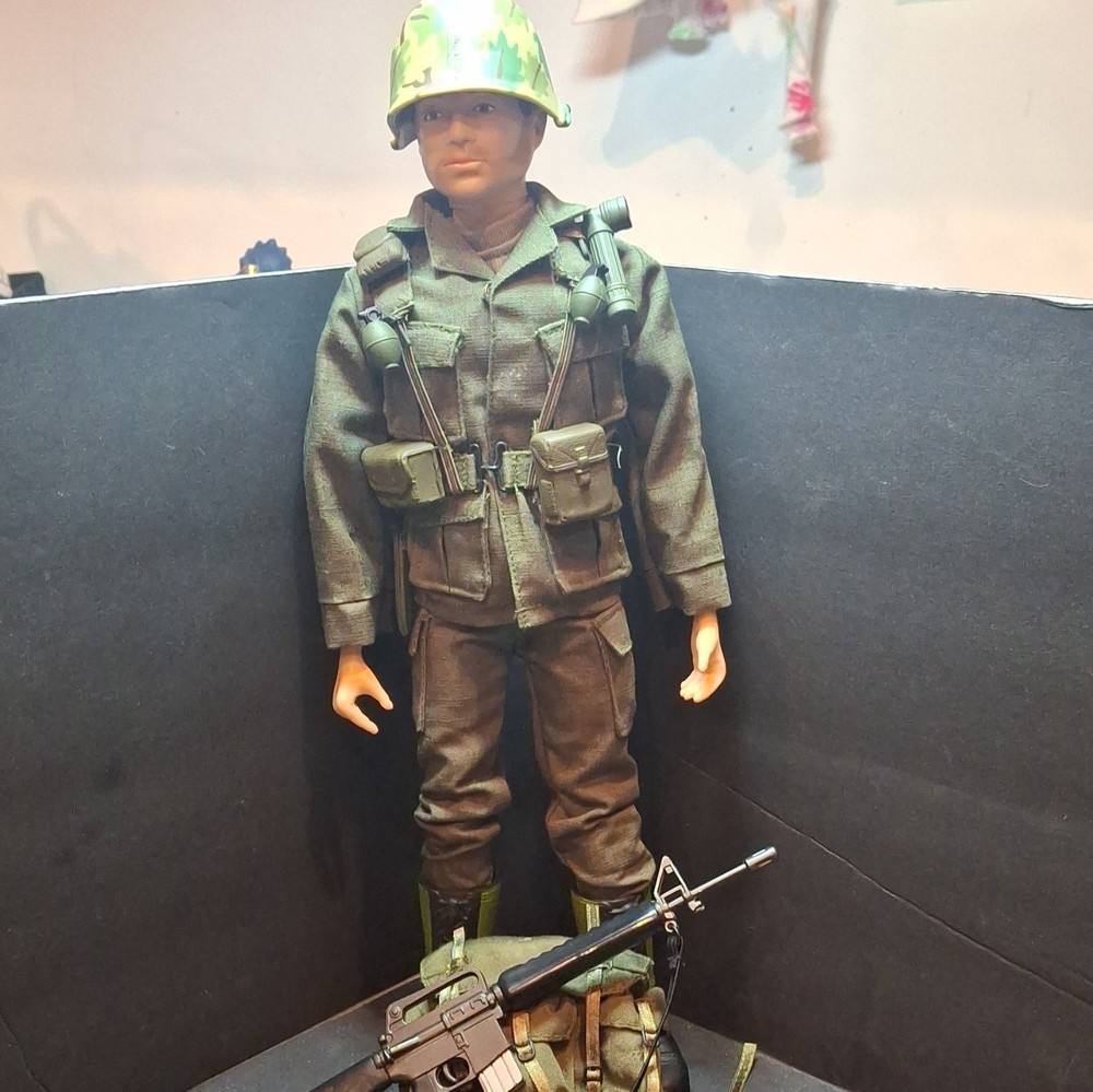 Vietnam War Army Action Figure w/ Helmet & Gun Green Brown Black Plastic Fabric