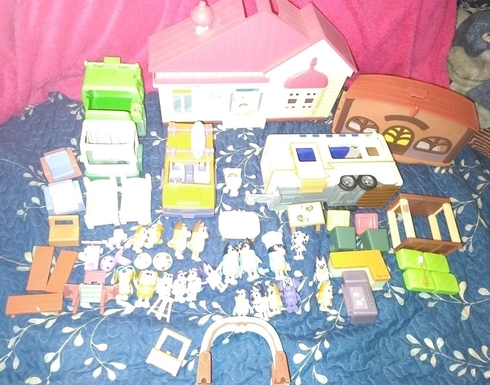 Huge Disney Bluey Playset Lot. 21 Figures, Houses, Vehicles & Accessories