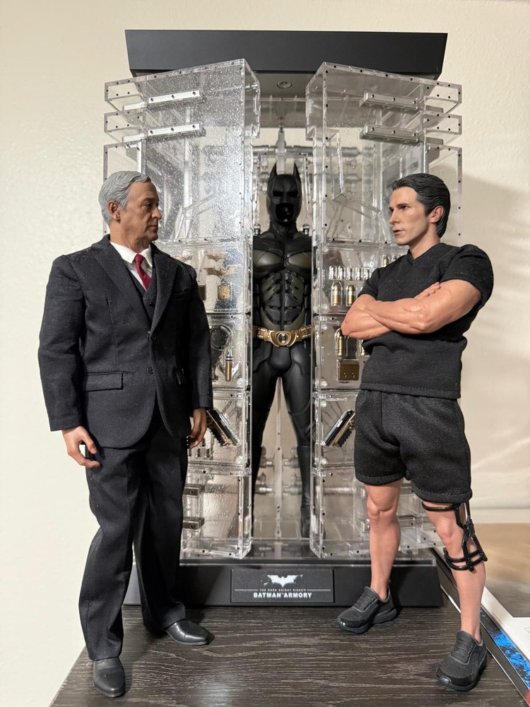 HOT TOYS MMS702 The Dark Knight Rises BATMAN ARMORY with BRUCE WAYNE & ALFRED