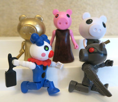Lot of 5 Roblox Piggy Series 1 Mini Figures, Robby, Clowny, Gold Chase, Memory
