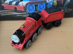 2002 Learning Curve Wooden/Diecast Thomas Train Battery Operated James!