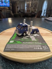 Transformers War For Cybertron Kingdom Deluxe WFC-K32 Autobot Pipes