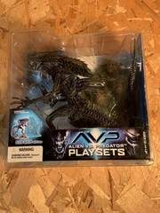 ALIEN VS PREDATOR: ALIEN QUEEN W/ BASE BRAND NEW NO YELLOWING ABSOLUTELY MINT