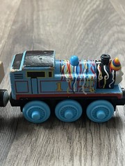 Thomas & Friends Wooden Railway HAPPY BIRTHDAY THOMAS Wood Train Cars Y4501