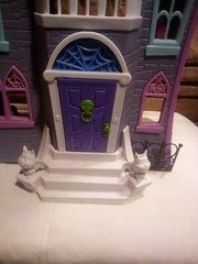 Disney Jr. Vampirina Scare B&B Doll Mansion Castle Play House Only. 27x15x11