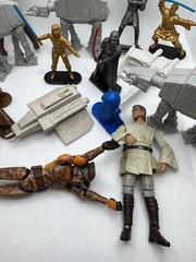 Lot of 16 Small Star Wars Figures Super Cool find!