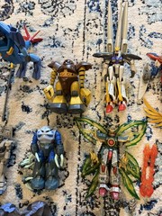 Large Gundam Figure Lot – Multiple Mobile Suits + Loose Parts