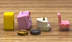 Shopkins 8-Piece Miniatures Collection with 5″ Fabric Zip Bag -GDJ-A-1263
