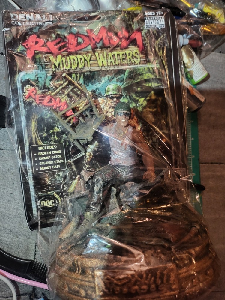 Rare “REDMAN Muddy Waters STATUE DIORAMA