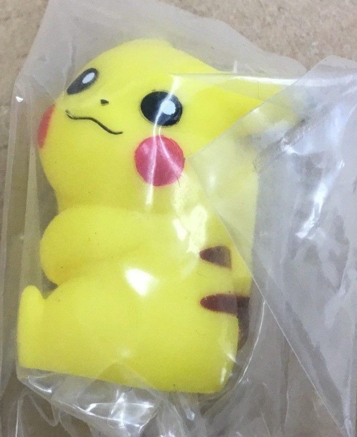 2012 Pokemon MISB Finger Puppet Sitting Pikachu Figure Nintendo Bandai
