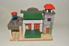 Vintage Thomas Friends Wooden Railway SODOR FIRE STATION Lights Siren Truck Tank