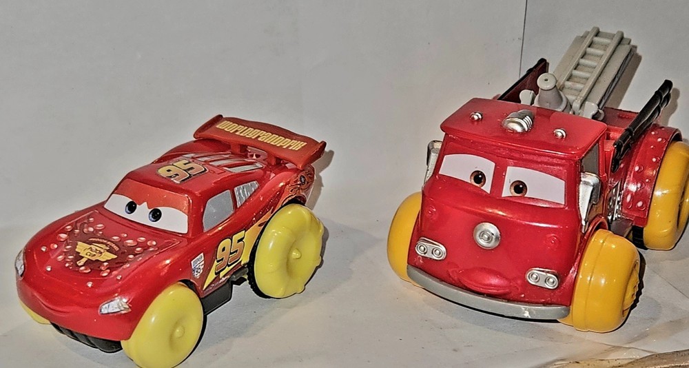 Disney Pixar Car Lot Of 2 Hydro Wheels Red Fire Truck & Lightning McQueen