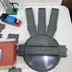 2001 ERTL Thomas The Train-Track-Turntable w/Shed-Crossing-Signals & More