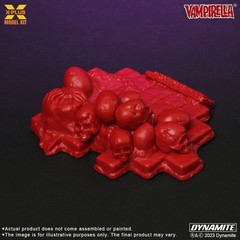 X-Plus Model Kit 200212 1:8 Glow in the Dark Vampirella Jose Gonzalez Figure