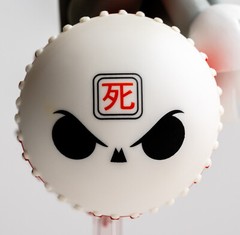 Huck Gee Kidrobot AKUMA BOMB AKUMABOMB Grey Skully version Edition of 500 2007