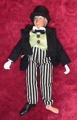 VINTAGE 1974 MEGO WIZARD OF OZ WIZARD ” 8″ DOLL – MISSING 1 SHOE VINTAGE USED