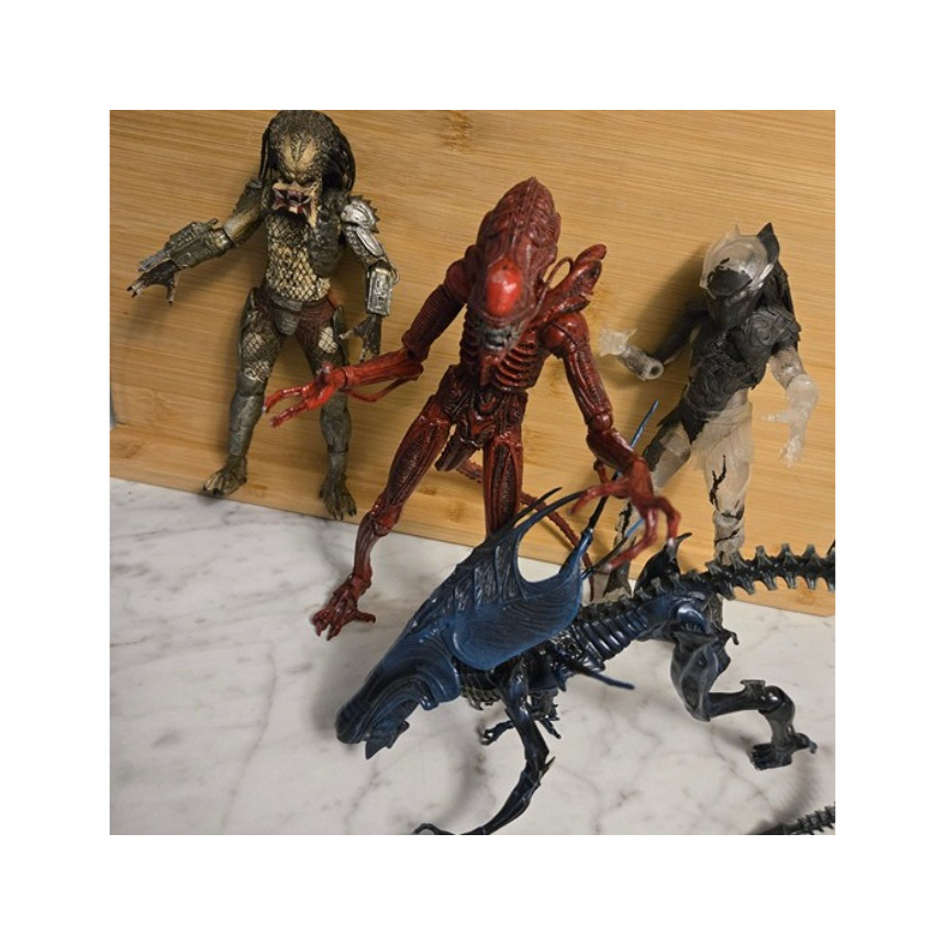 Neca alien queen lot. Incudes alien queen, and lot of predators and aliens