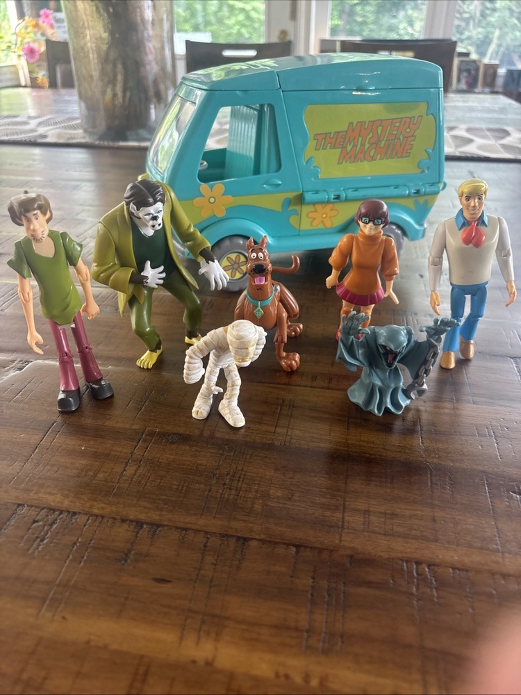 Scooby Doo The Mystery Machine Playset Van With 7 Figures Scooby Shaggie + More