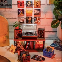 MGA’s Miniverse Real Music Record Player Mini Collectibles Mini Playable Record