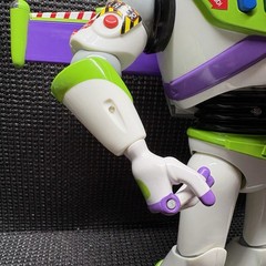 Disney Store 12″ Buzz Lightyear Interactive Talking Action Figure (Wear)
