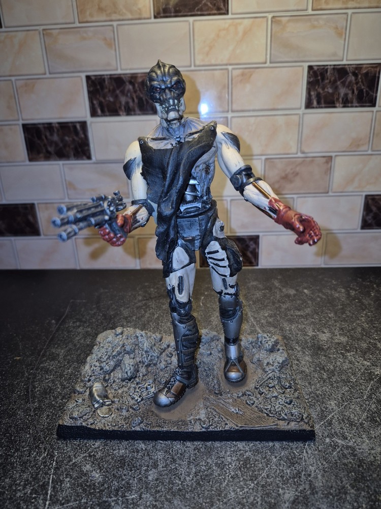 2001 Mutant Earth RED VANE 8″ Figure Stan Winston Creatures W/Base & 1 Weapon