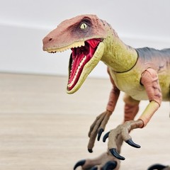 Jurassic World Amber Collection Velociraptor Echo Dinosaur Figure Mattel 12″